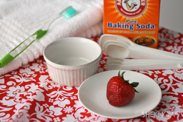 diy baking soda and strawberry for teeth whitenin